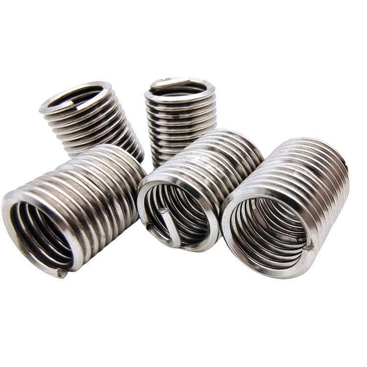 問題四：螺栓擰入裝好螺套的孔的過程中，螺套隨螺栓一（yī）起（qǐ）旋轉？